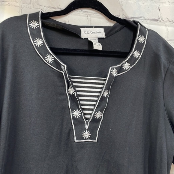 C.D. Daniel’s starburst stripe embroidered 1x top - Picture 2 of 5
